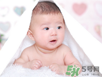 新生兒吃母乳放屁拉稀正常嗎？新生兒吃母乳拉黃水正常嗎？