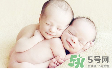 新生兒吃母乳放屁拉稀正常嗎？新生兒吃母乳拉黃水正常嗎？