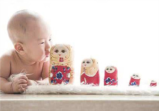 新生兒吃母乳放屁拉稀正常嗎？新生兒吃母乳拉黃水正常嗎？