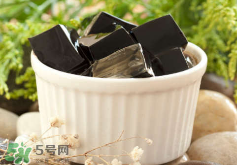 龜苓膏是烏龜做的嗎？龜苓膏是什么做的？