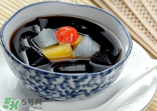 龜苓膏是烏龜做的嗎？龜苓膏是什么做的？