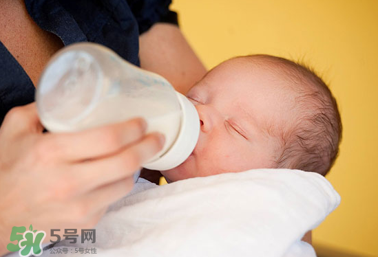 嬰兒吐奶和嘔吐的區(qū)別？怎么判斷嬰兒是吐奶還是嘔吐？
