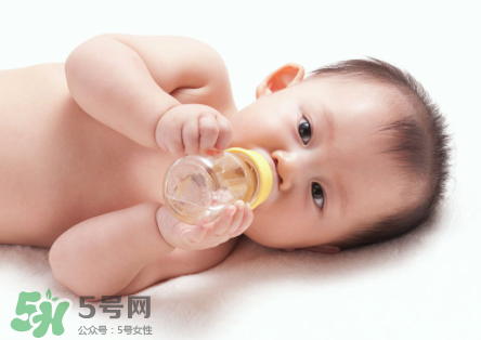 嬰兒吐奶和嘔吐的區(qū)別？怎么判斷嬰兒是吐奶還是嘔吐？