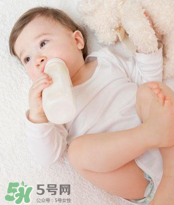 嬰兒吐奶和嘔吐的區(qū)別？怎么判斷嬰兒是吐奶還是嘔吐？