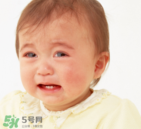 寶寶吐奶和哭有關(guān)系嗎？寶寶哭會(huì)引起吐奶嗎？