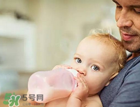 嬰兒吐奶和溢奶的區(qū)別 嬰兒溢奶和吐奶有何不同？