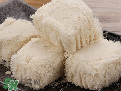 龍須糖是什么做的？龍須糖上面一層粉是什么粉