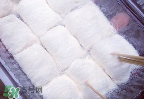 龍須糖是什么做的？龍須糖上面一層粉是什么粉