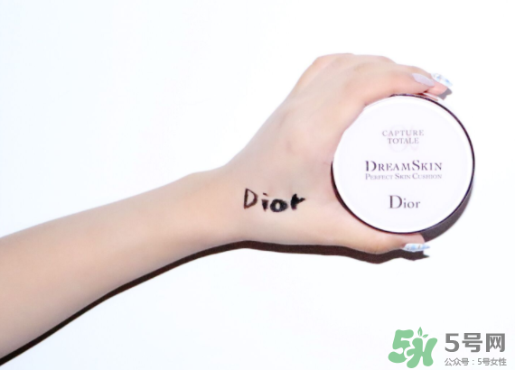 迪奧氣墊和雅詩(shī)蘭黛氣墊哪個(gè)好？迪奧和雅詩(shī)蘭黛氣墊對(duì)比