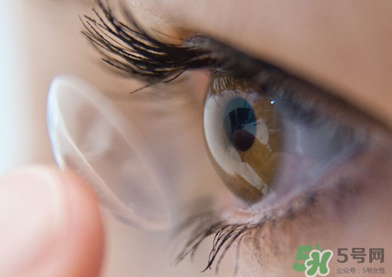 隱形眼鏡干了怎么辦？隱形眼鏡可以用礦泉水泡嗎