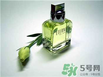 香水可以噴腋下嗎?香水噴腋下的危害 香水可以噴腋下嗎?香水噴腋下的危害