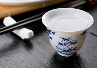 三伏天可以喝白酒嗎？三伏天喝白酒好還是啤酒？