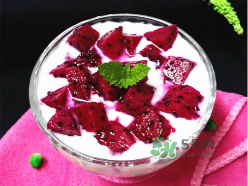 紅心火龍果能和酸奶一起吃嗎？紅心火龍果和酸奶榨汁好嗎？