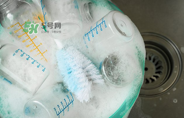 奶瓶刷尼龍的好還是海綿的好？洗奶瓶的正確方法