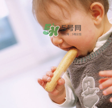 寶寶沒長牙能吃磨牙棒嗎？寶寶沒長牙可以吃磨牙餅干嗎？