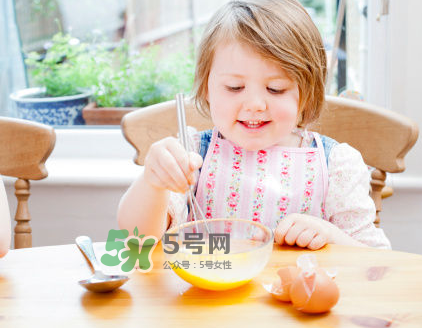 寶寶沒長(zhǎng)牙能吃蝦皮嗎？寶寶沒長(zhǎng)牙吃蝦皮好嗎？