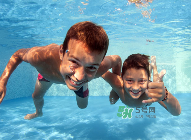 游泳為什么要穿泳衣？為什么游泳要穿泳衣？