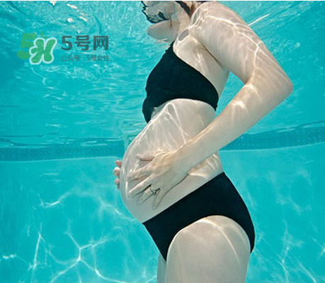 孕婦能游泳嗎？孕婦能不能去游泳池？