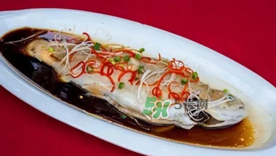 金鱒魚清蒸為什么變黑？食用金鱒魚有什么好處