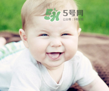 夏天寶寶頭上長紅疙瘩怎么回事？夏天寶寶頭上長東西怎么辦？