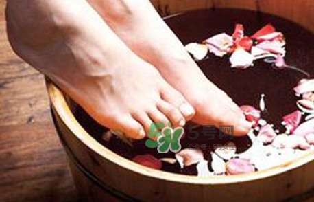醋泡腳要把醋燒開嗎？白醋泡腳的正確方法