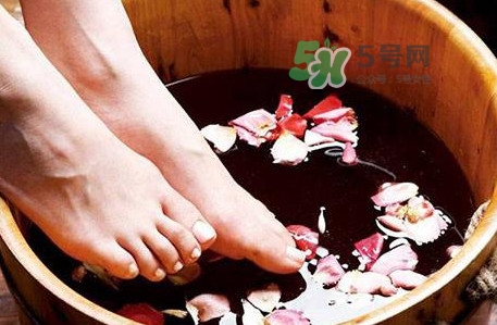 花椒水泡腳能降血壓嗎？泡腳是干花椒好還是鮮花椒好