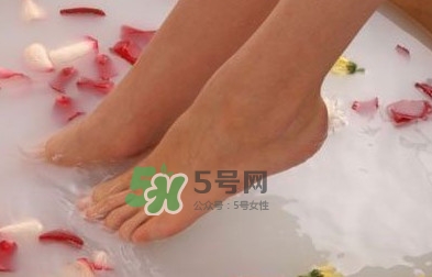 花椒水泡腳能治白發(fā)嗎？花椒水泡腳的禁忌