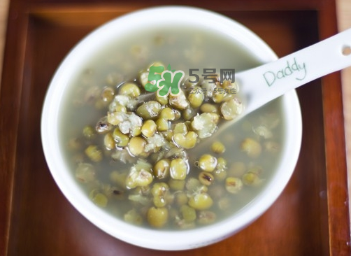 綠豆湯和牛奶能一起吃嗎？喝綠豆湯同時(shí)可以喝牛奶嗎？
