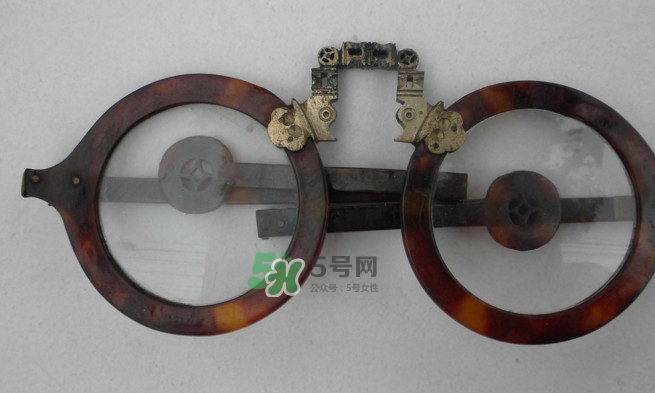玳瑁眼鏡多少錢？玳瑁眼鏡如何選購？
