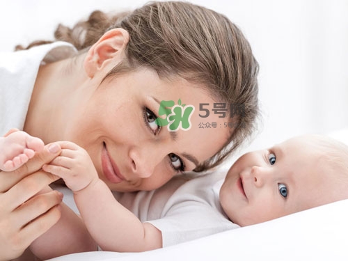 3~5個(gè)月的寶寶有多了解這個(gè)世界？寶寶睡眠習(xí)慣如何規(guī)范？