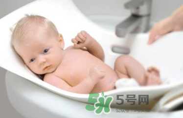 寶寶濕疹可以洗澡嗎？新生兒濕疹可以洗澡嗎？