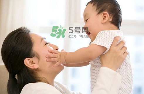 3~5個(gè)月的寶寶有多了解這個(gè)世界？寶寶睡眠習(xí)慣如何規(guī)范？