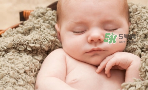 3~5個(gè)月的寶寶有多了解這個(gè)世界？寶寶睡眠習(xí)慣如何規(guī)范？