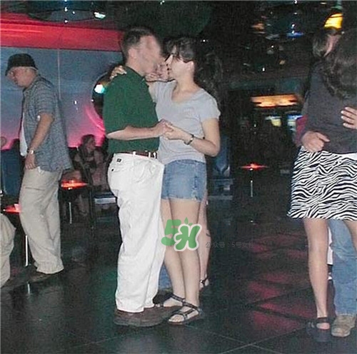 男人在公眾場(chǎng)合勃起如何化解尷尬？
