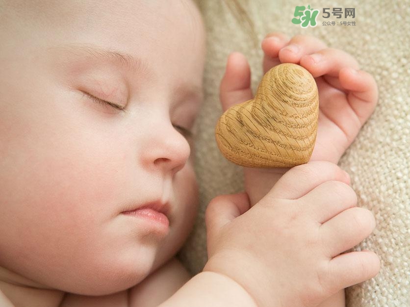 什么時候跟孩子分床睡好？嬰兒跟父母分房睡還是分床睡？