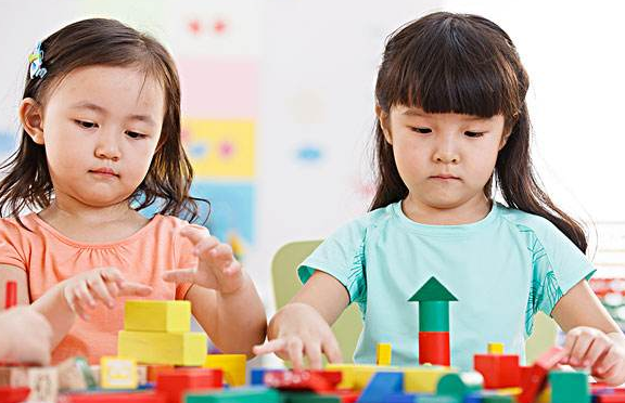 孩子在幼兒園受欺負(fù)怎么辦？孩子在幼兒園不合群怎么辦？