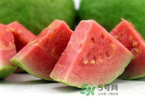 芭樂中間的籽可以吃嗎？芭樂榨汁籽要去嗎