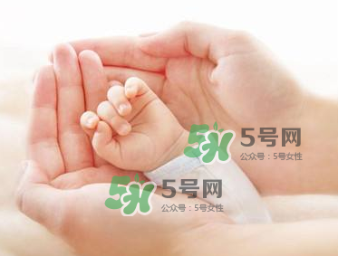 坐月子要穿內(nèi)衣嗎？坐月子不穿內(nèi)衣胸會下垂嗎？