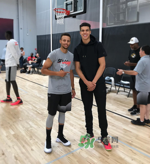 under armour curry4黑白配色什么時(shí)候發(fā)售？庫里第四代戰(zhàn)靴發(fā)售日期