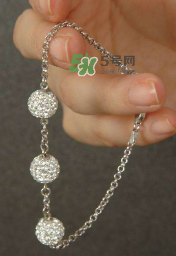 銀手鐲帶哪只手好？銀手鐲女性戴哪只手？