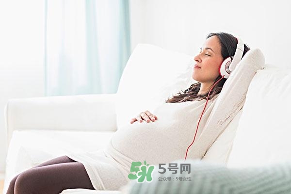 音樂(lè)胎教是媽媽聽(tīng)還是放在肚子上？胎教音樂(lè)有哪些？