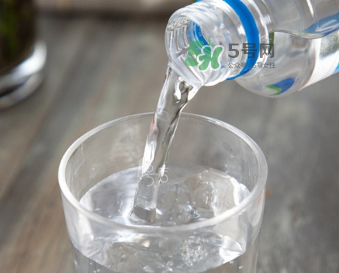 蘇打水可以治痛風嗎？蘇打水可以降尿酸嗎
