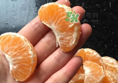 橘子里的白絲能吃嗎？橘子瓣上面的白絲吃了有什么好處？