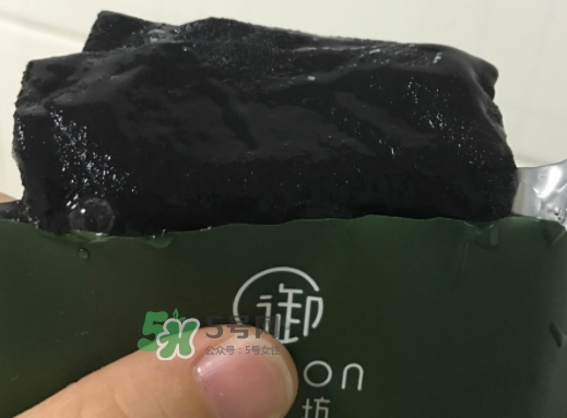 御泥坊水潤(rùn)茶萃微囊黑面膜怎么用？