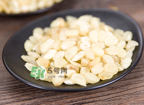 皂角米可以用熱水泡嗎？皂角米用冷水泡好還是熱水泡好