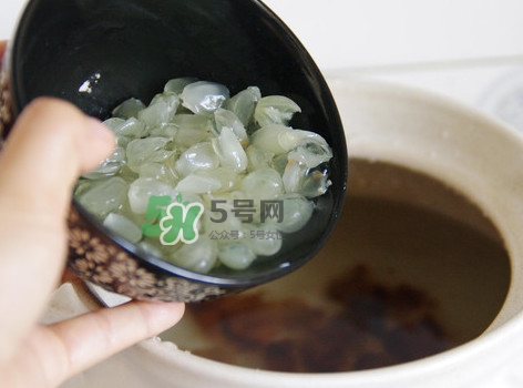 泡皂角米的水要倒掉嗎？泡皂角米的水有什么作用