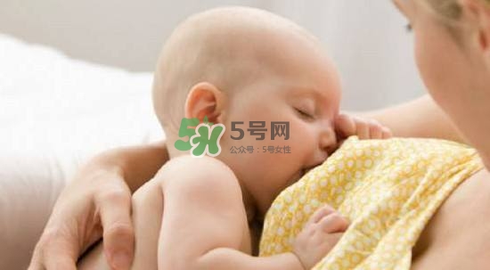 塞奶了有硬塊怎么辦？塞奶要熱敷還是冷敷？