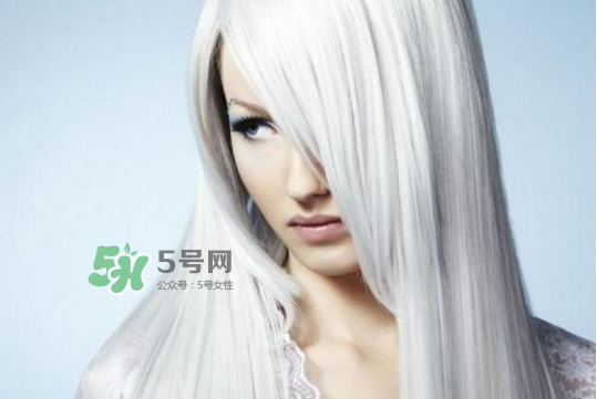 頭發(fā)白是什么原因引起的？頭發(fā)白吃什么能變黑？