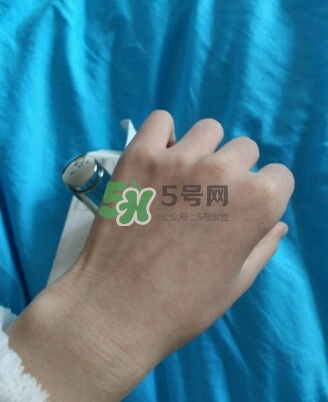 olay淡斑小白瓶和olay光感小白瓶哪個(gè)好？
