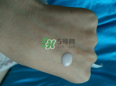 olay淡斑小白瓶和olay光感小白瓶哪個(gè)好？